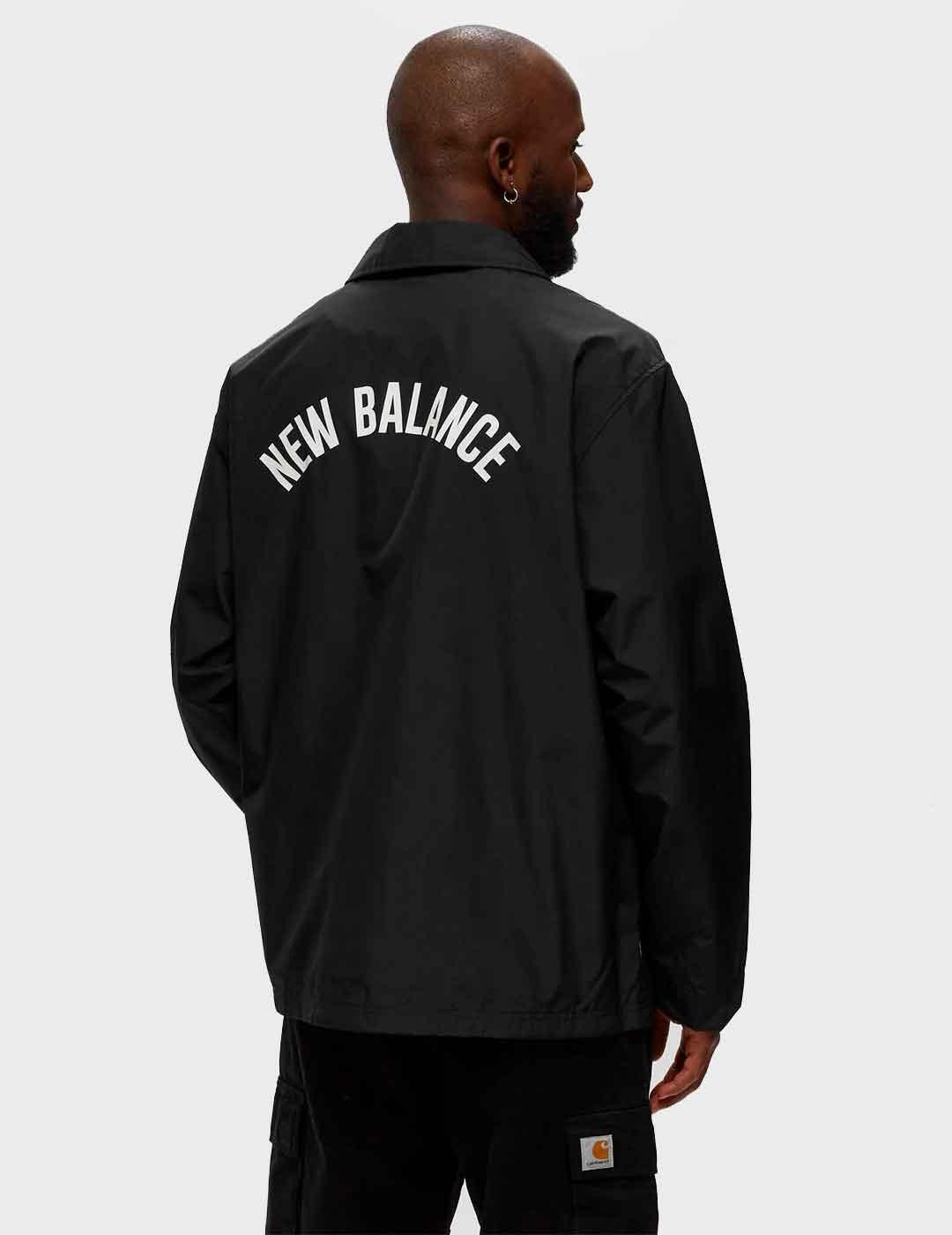 Chaqueta New Balance Essential Coaches negra para hombre