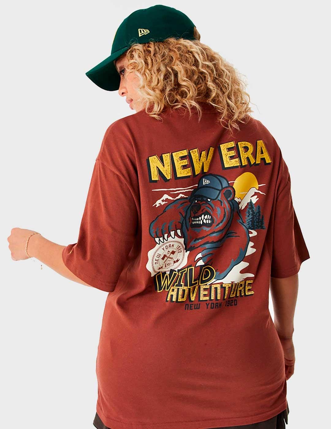 Camiseta New Era Character Graphic marrón unisex