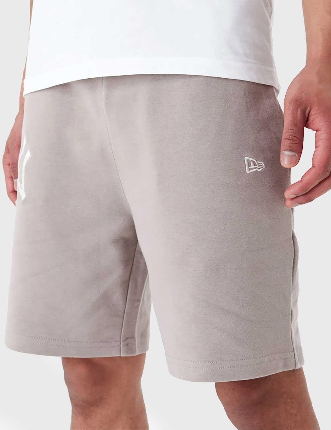 New Era League Essentials Shorts Pantalón Corto marrón